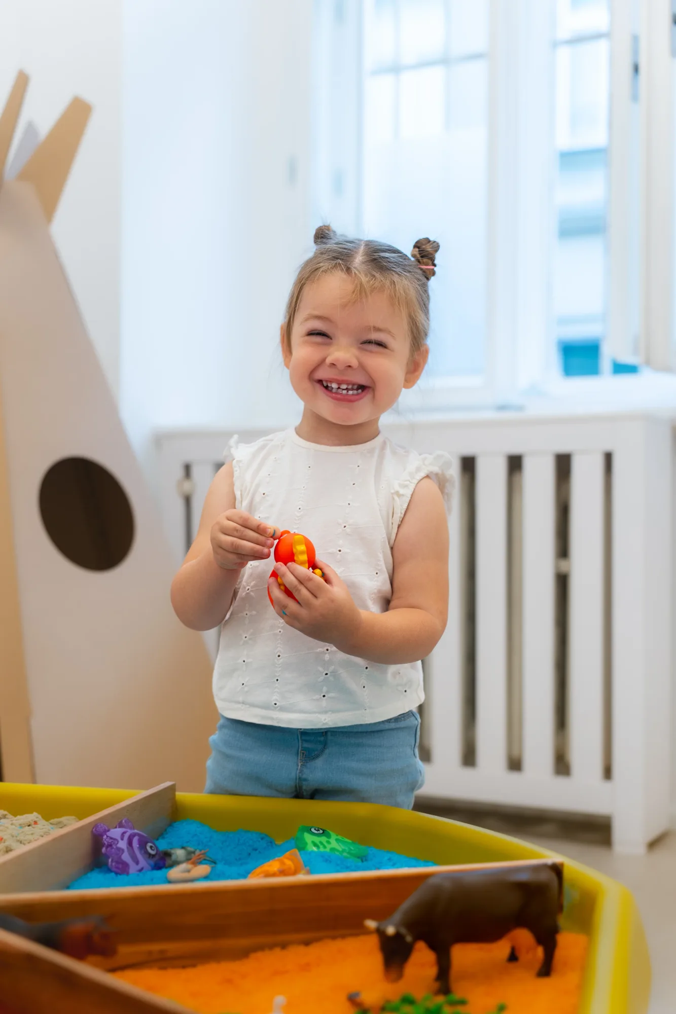 Dívka u pískoviště v place2play