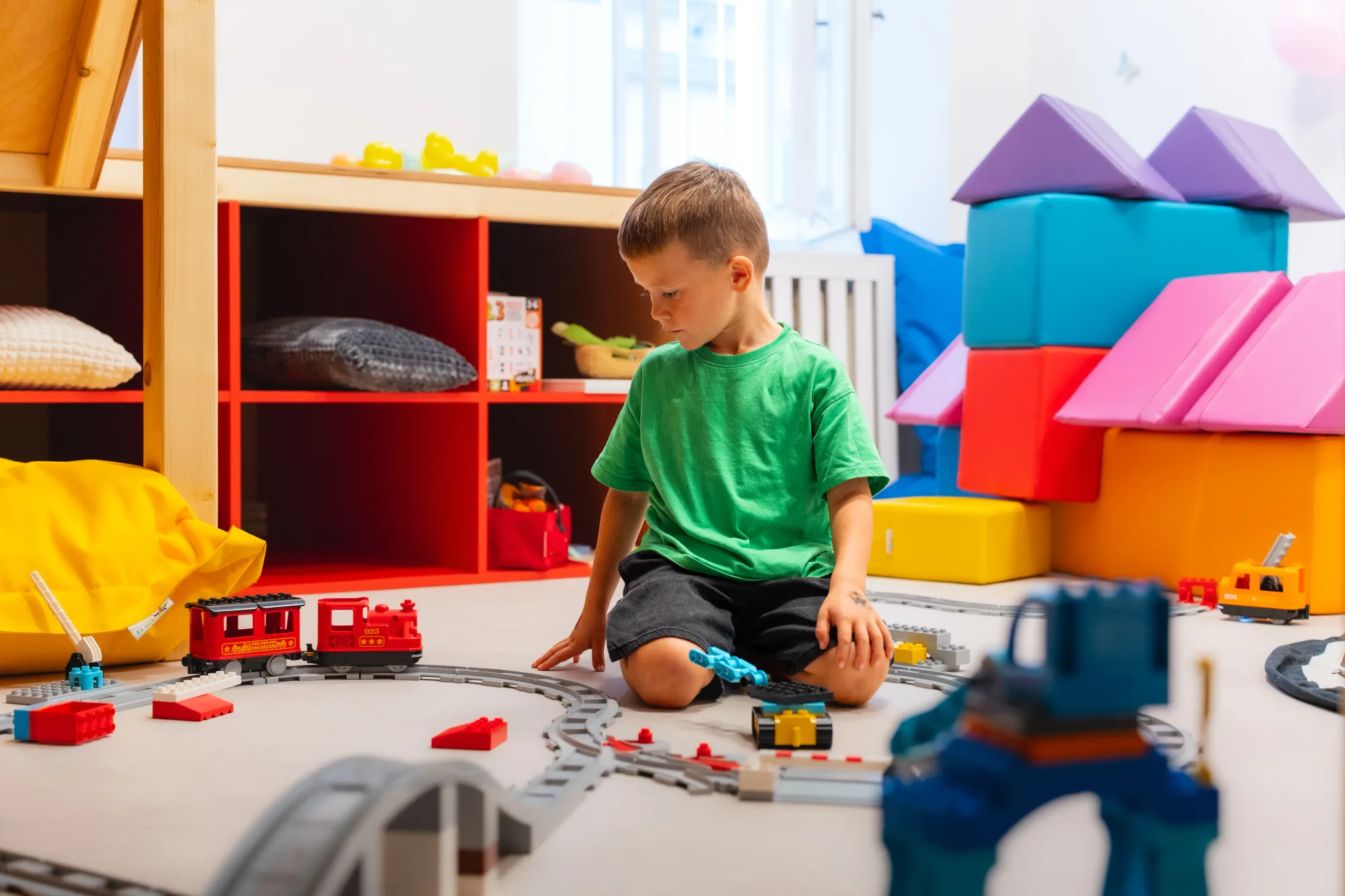 Chlapec si hraje s vláčky v place2play