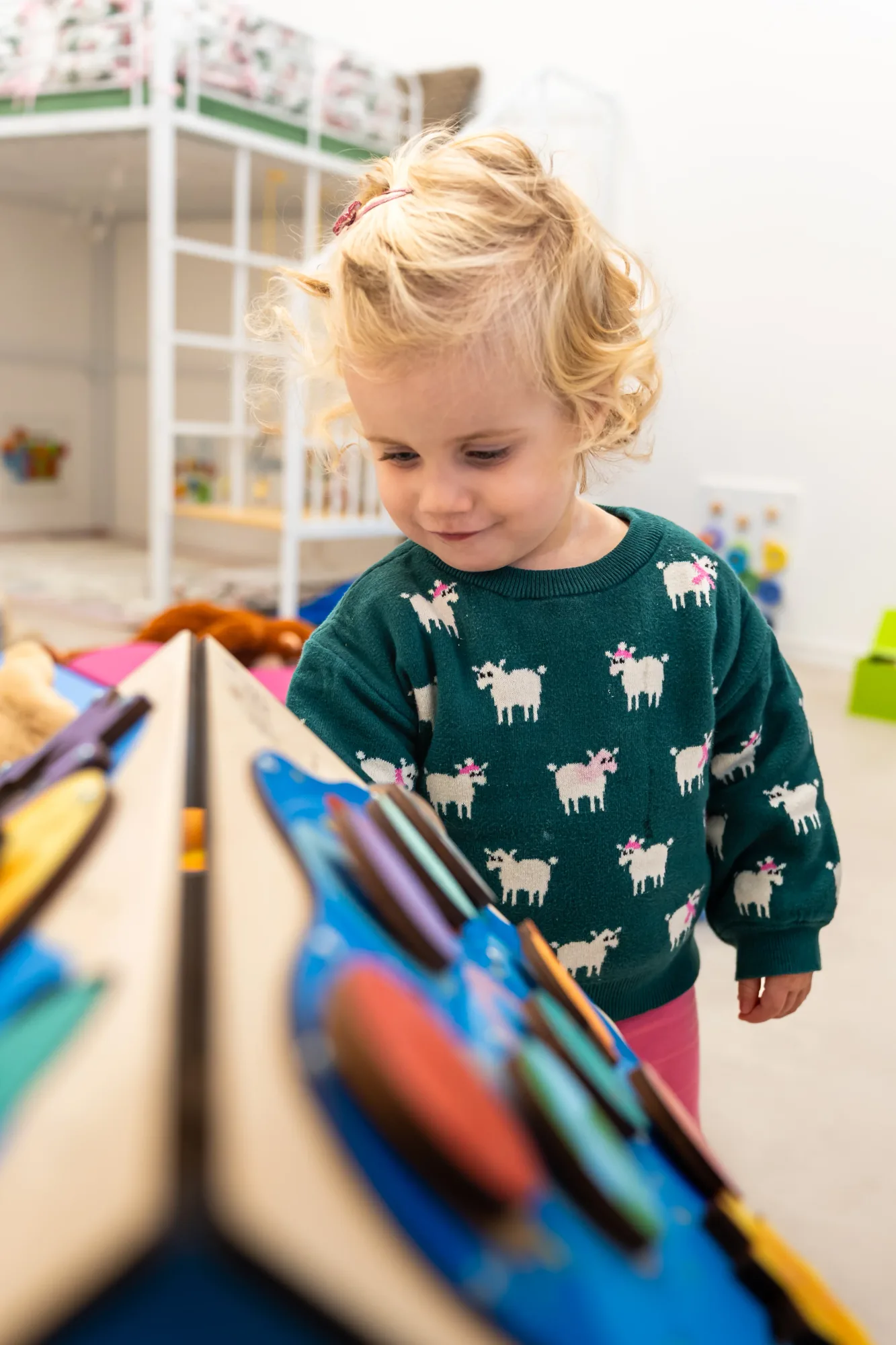 Dívka s knížkami v place2play