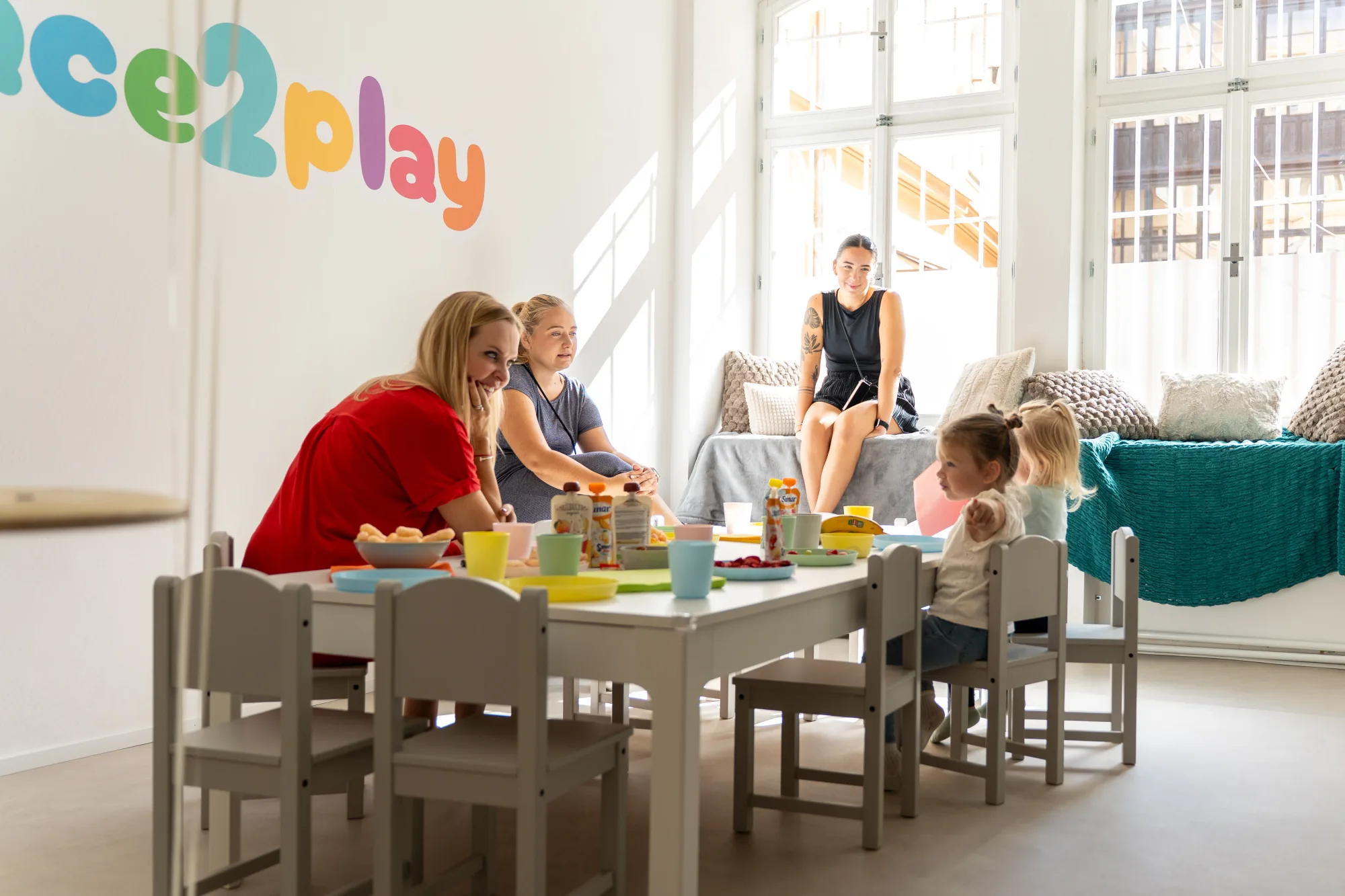 Kuchyňka v place2play — rodiče s kávou a dětmi