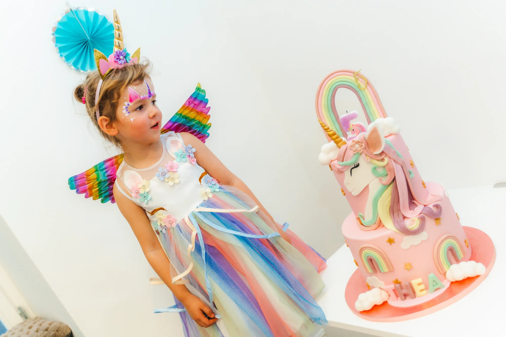 Děti si hrají při oslavě