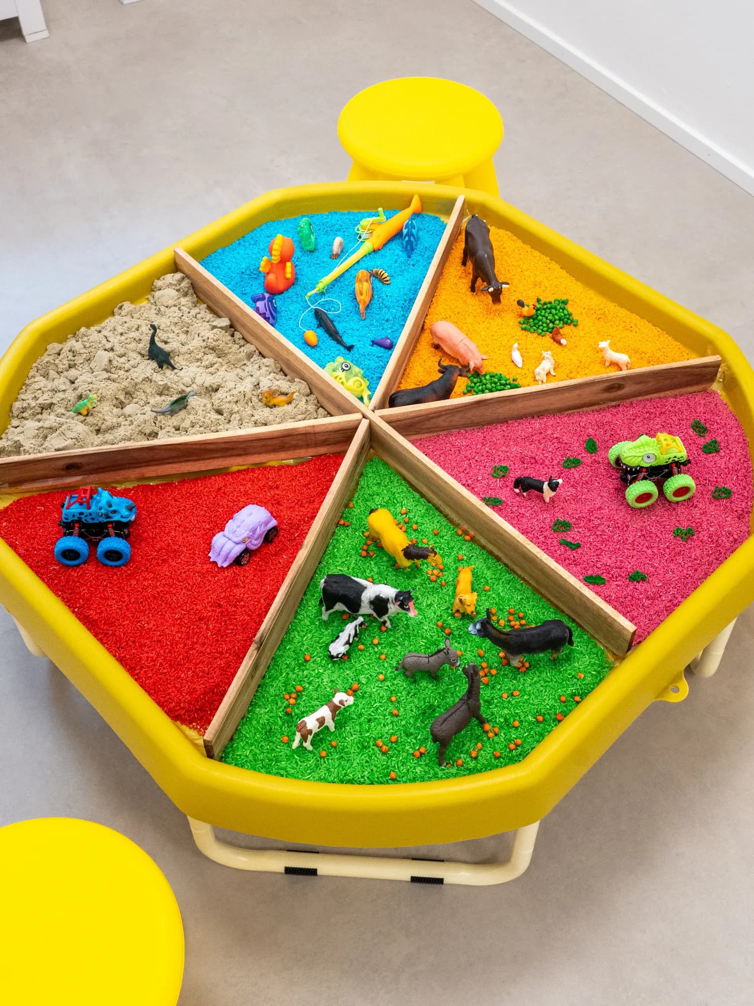 Upatlandia – písečný stůl