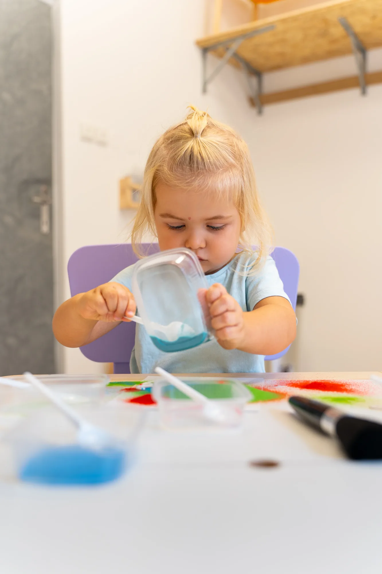 Dítě při kreativním workshopu