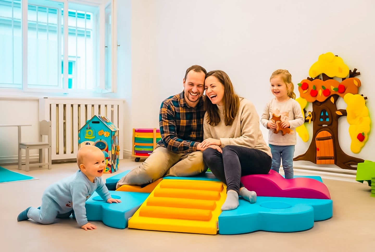 Rodina v herně place2play — rodiče a děti při společné hře